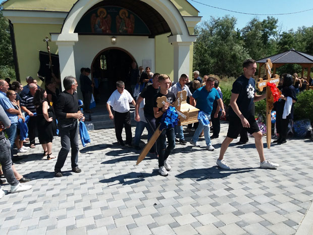 САХРАНА У ЈАБУКОВЦУ: Рају и Драгицу испратили на вечни починак